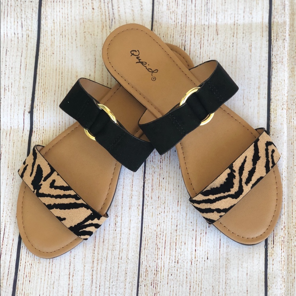 Black and tiger print sandal